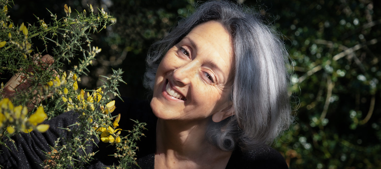 Portrait Zohar aux genets de Marie Bulteau