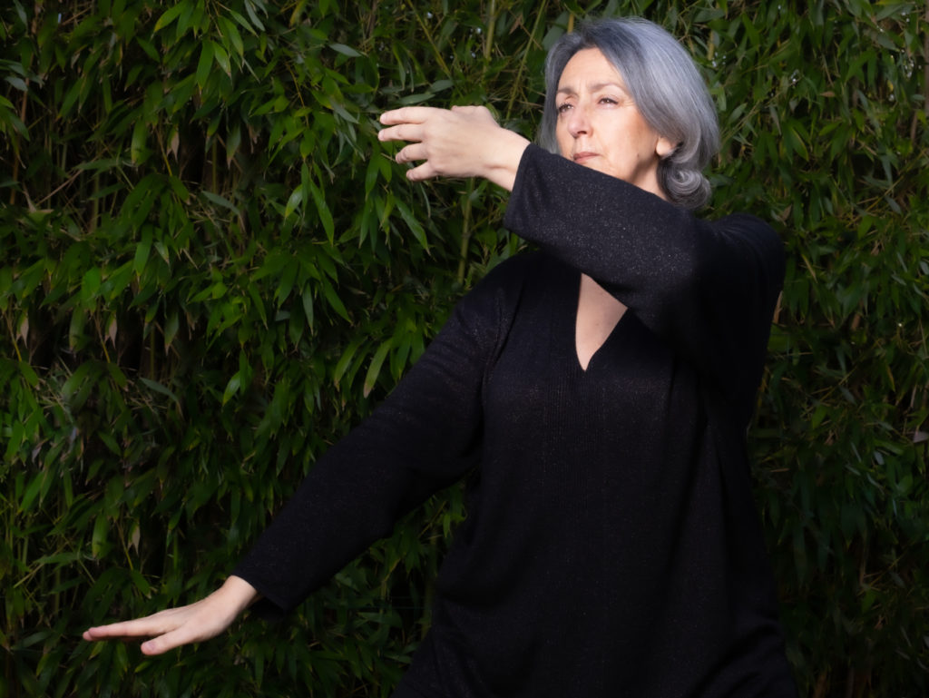 Zohar Roffé pratiquant le Qi Gong en extérieur